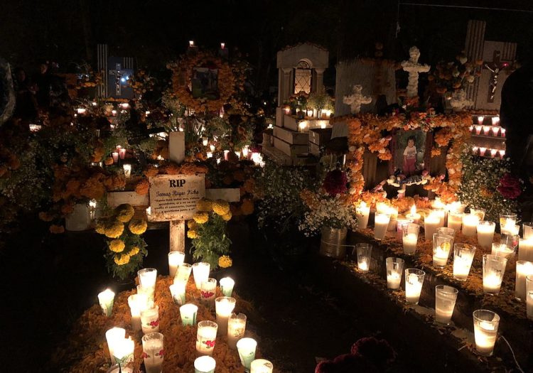 Cemetery celebration in the Day of the Dead